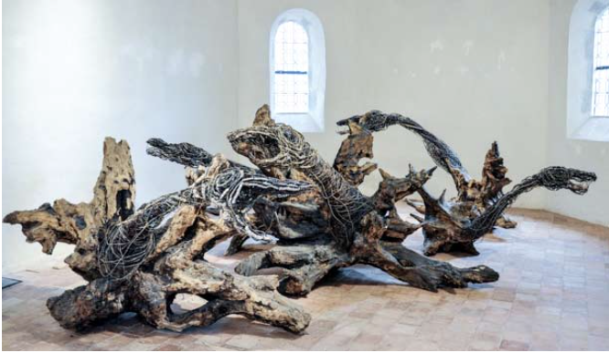 Chants silencieux, 2013-2014 . Souche de chêne, pièces de 1 ct d’euro, fer, étain, laiton, dimensions variables. Courtesy de l’artiste.